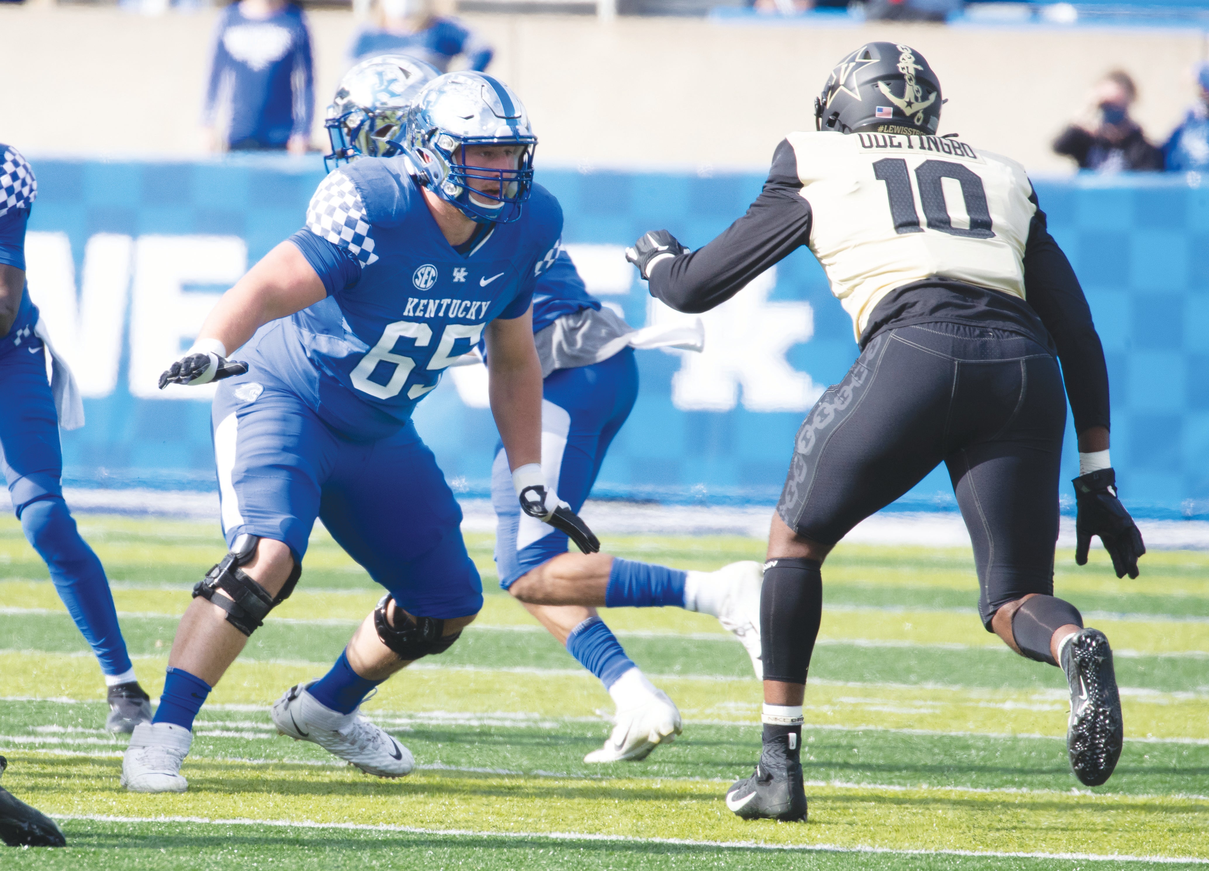 Landon Young repping the #BigBlueWall - Kentucky Football