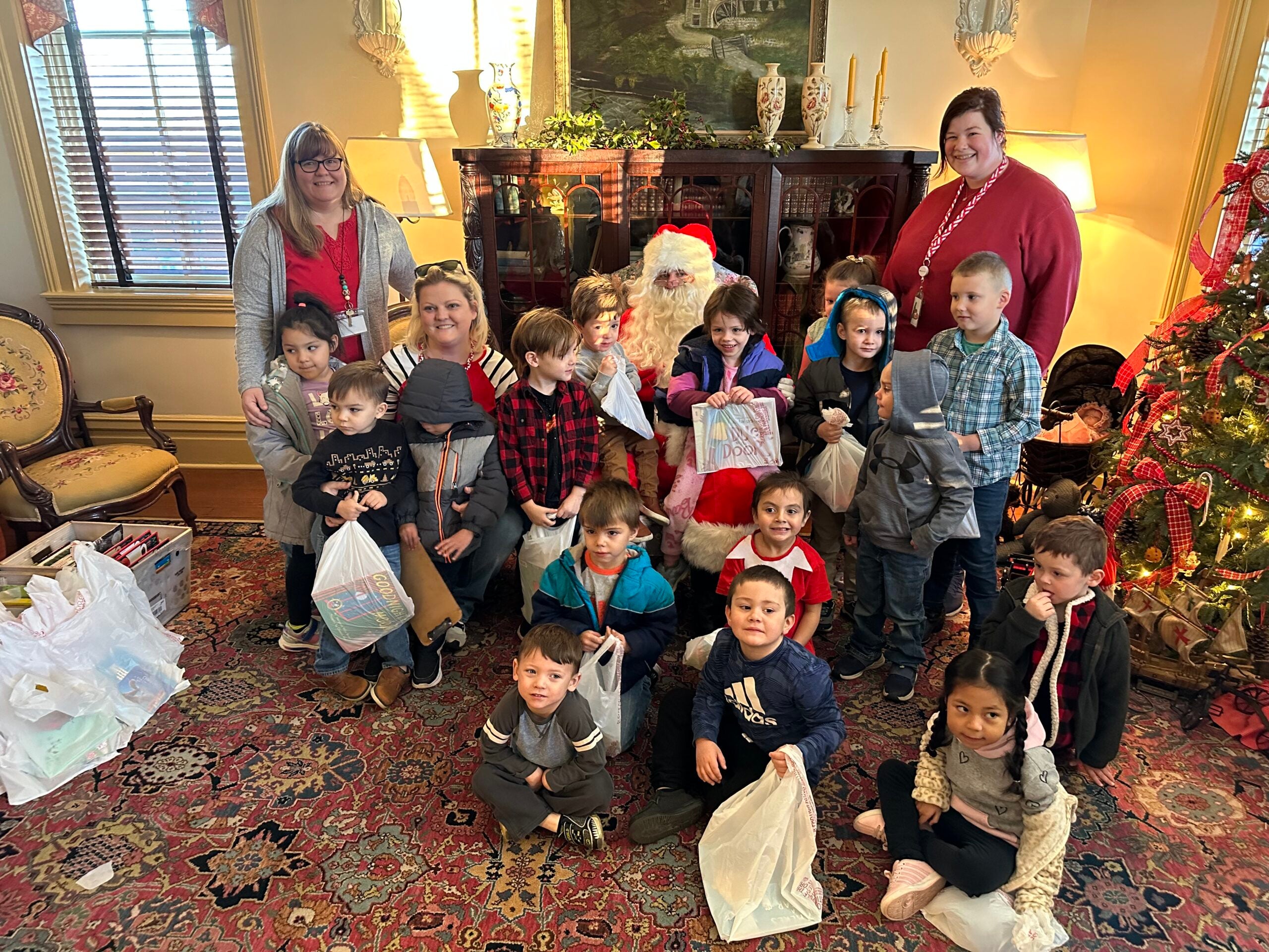 Santa Claus comes to Holly Rood - Winchester Sun | Winchester Sun